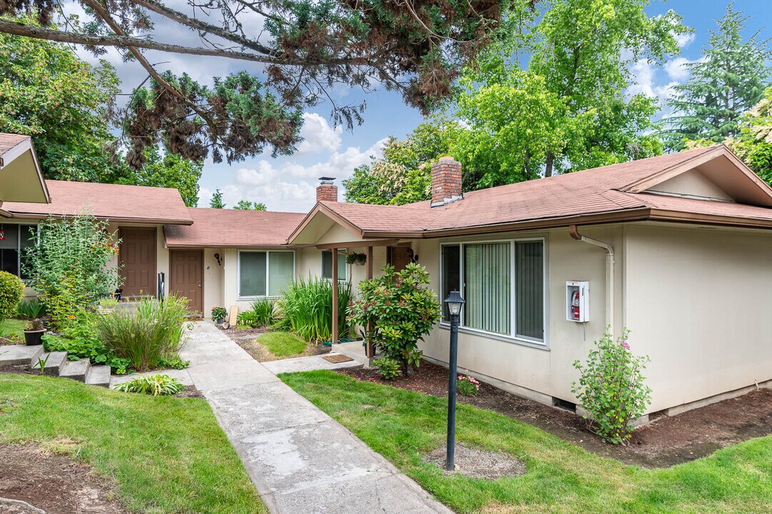 Villa Caprice in Salem, OR - Foto de edificio