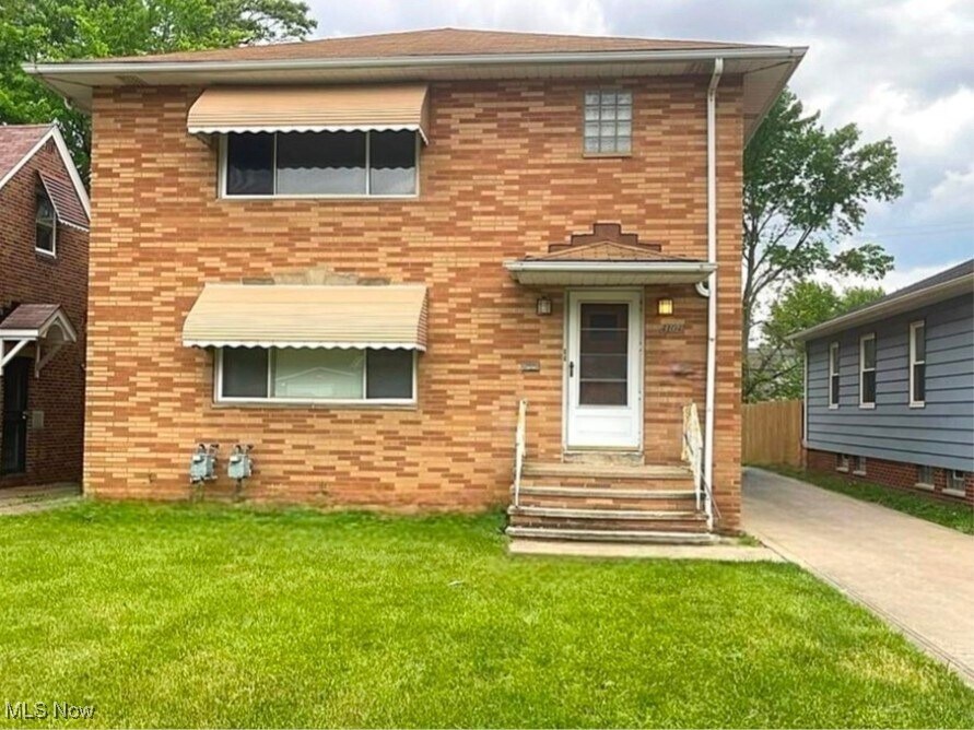 4104 Snow Rd in Parma, OH - Building Photo