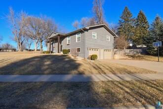 1801 E Otonka Trail in Sioux Falls, SD - Building Photo - Building Photo