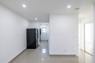 309 Phippen Waiters Rd in Dania Beach, FL - Building Photo - Interior Photo