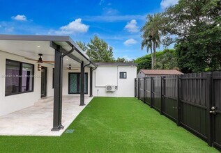 5641 SW 67th Ave in South Miami, FL - Building Photo - Building Photo