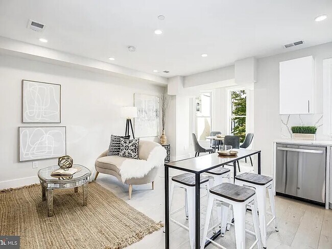 2556 University Pl NW in Washington, DC - Building Photo - Building Photo