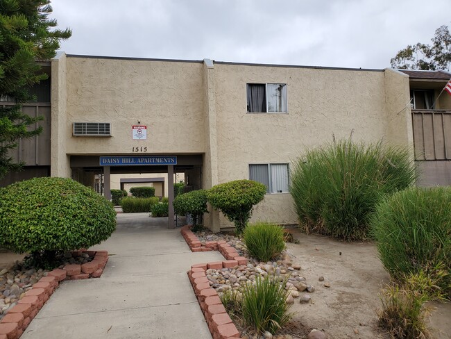 Daisy Hills Apartments in Ramona, CA - Foto de edificio - Building Photo