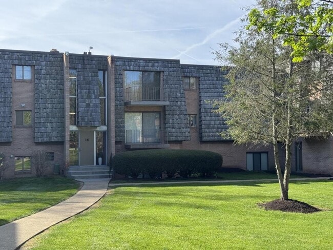 1632 Forest Green Dr in Carnot-Moon, PA - Building Photo - Building Photo