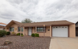 10229 W Desert Hills Dr in Sun City, AZ - Building Photo