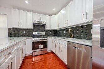 10713 220th St, Unit Queens 4 Bed 2Bath in Queens Village, NY - Foto de edificio - Building Photo
