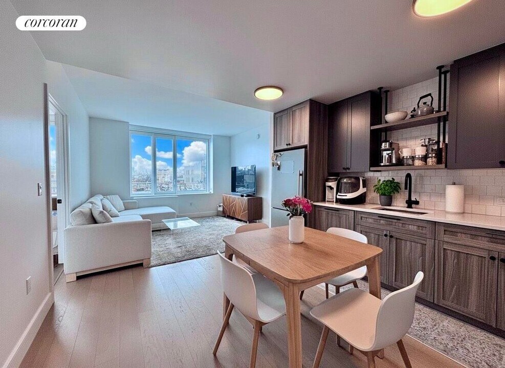 36-20 Steinway St in Queens, NY - Building Photo