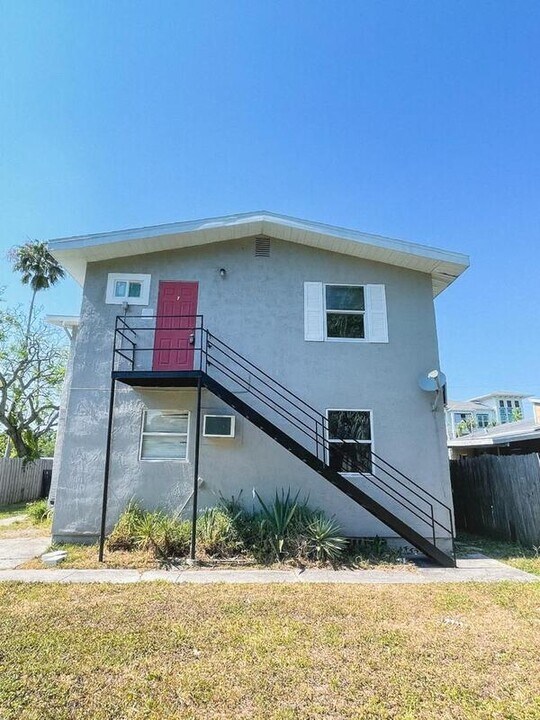 1045 11th Ave NW in Largo, FL - Building Photo