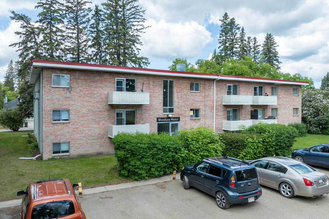 Woodlyne Manor in Red Deer, AB - Building Photo