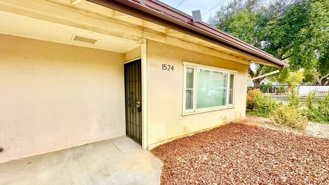 1524 E Mission Rd in Fallbrook, CA - Building Photo - Building Photo