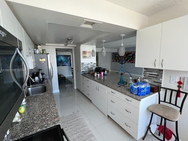18061 Biscayne Blvd in Aventura, FL - Building Photo - Building Photo