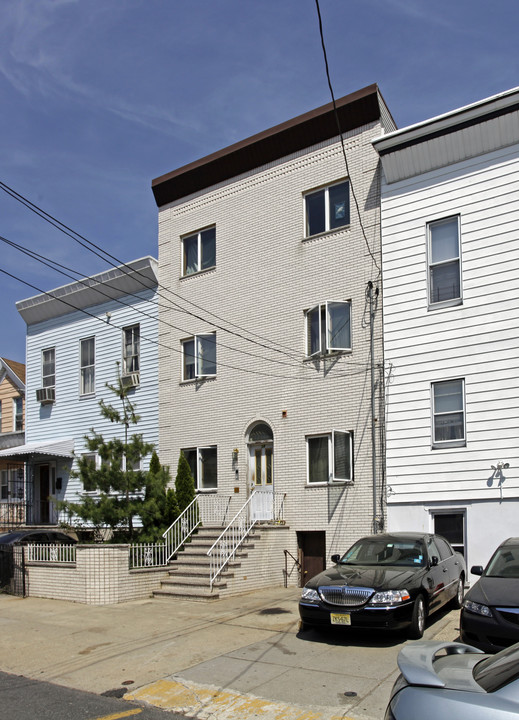 38 Zabriskie St in Jersey City, NJ - Building Photo