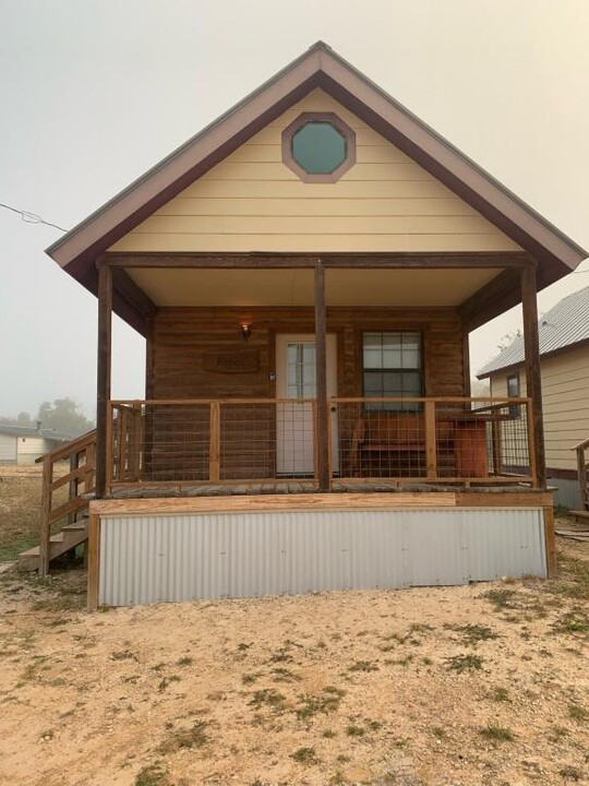 2440 TX-16 in Bandera, TX - Building Photo