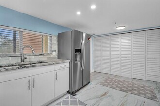 2480 Presidential Way in West Palm Beach, FL - Building Photo - Building Photo