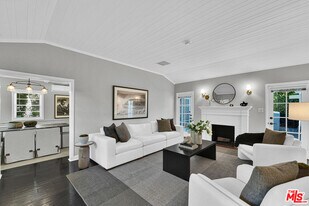 560 Croft Ave in West Hollywood, CA - Building Photo