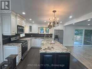 132 Don Mor Dr in Newmarket, ON - Building Photo - Building Photo