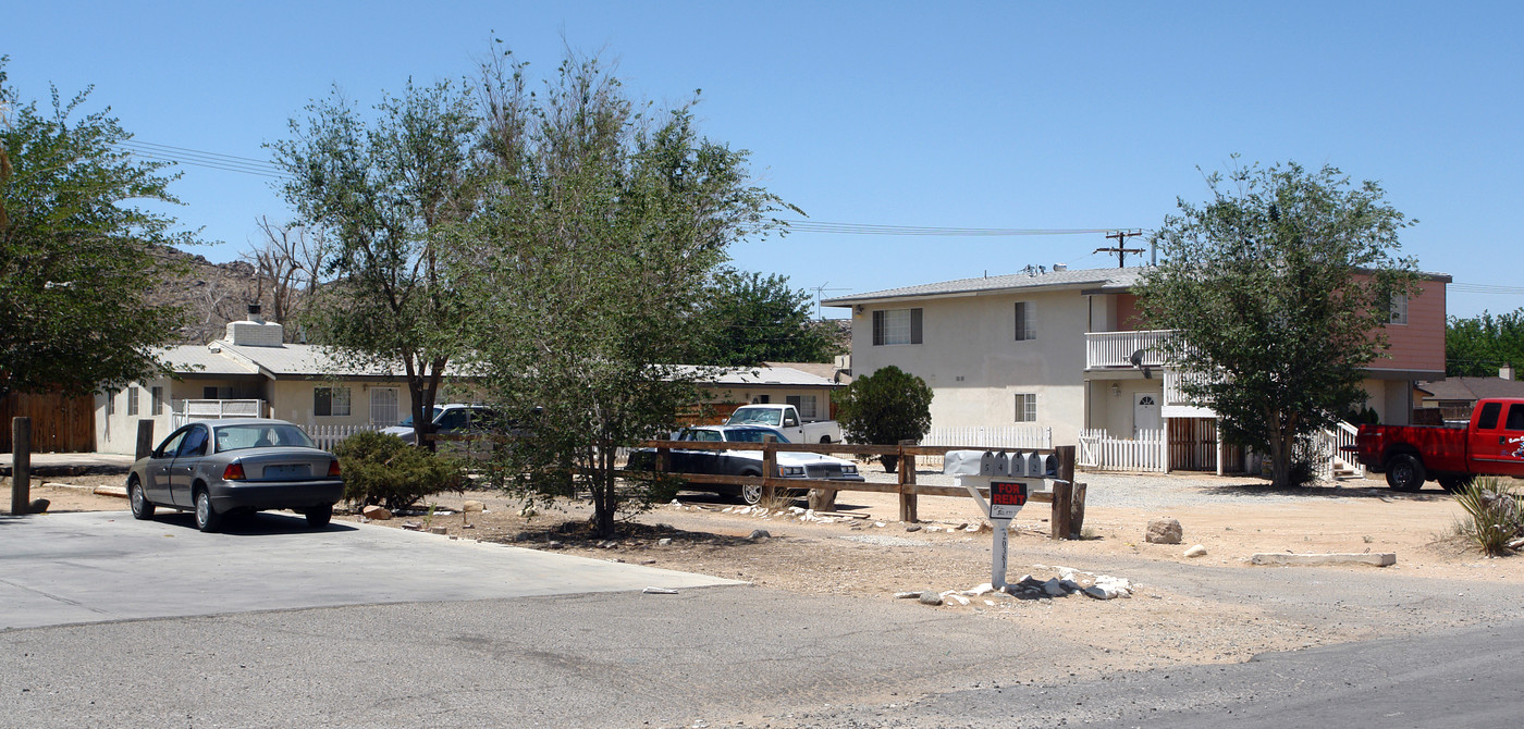 20365 Broken Bow Rd in Apple Valley, CA - Building Photo