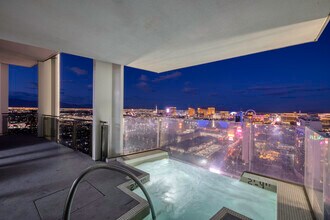 4381 W Flamingo Rd in Las Vegas, NV - Building Photo - Building Photo