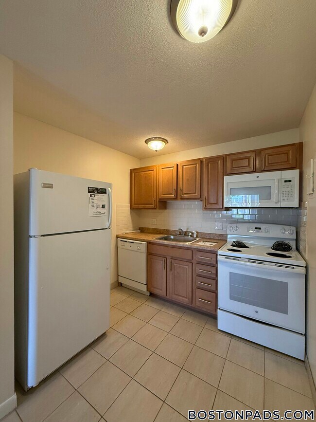 90 Gardner St, Unit 34 in Boston, MA - Building Photo - Building Photo