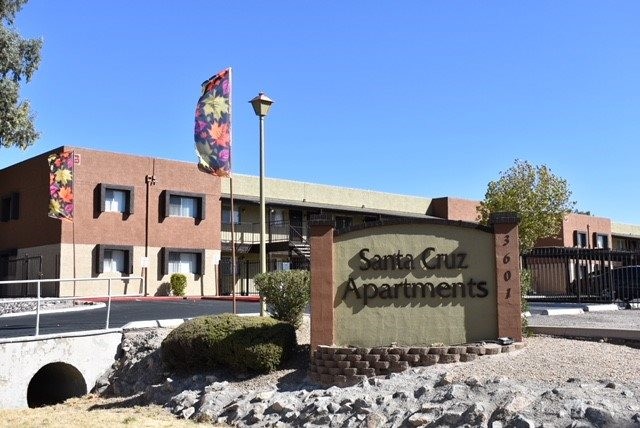 Santa Cruz in Tucson, AZ - Foto de edificio