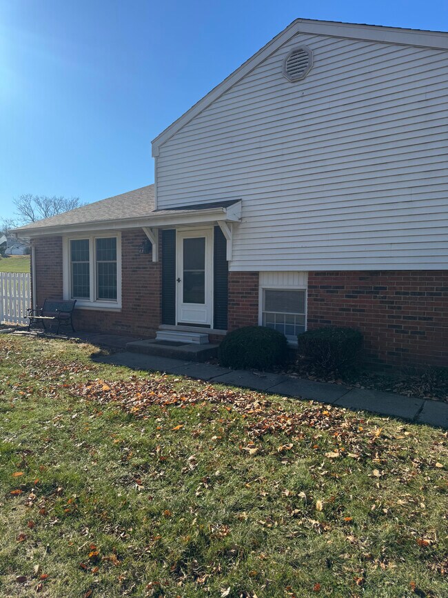 295 Jamestown Rd in Macomb, IL - Building Photo - Building Photo