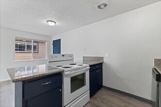 Alder Village in Portland, OR - Foto de edificio - Building Photo