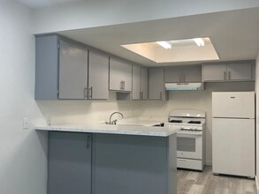 369 W Bay St in Costa Mesa, CA - Building Photo - Building Photo