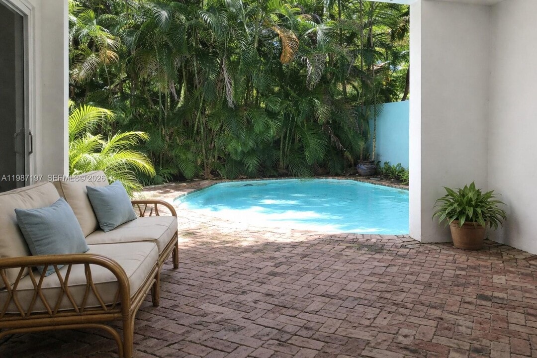 3151 Freeman St in Miami, FL - Building Photo