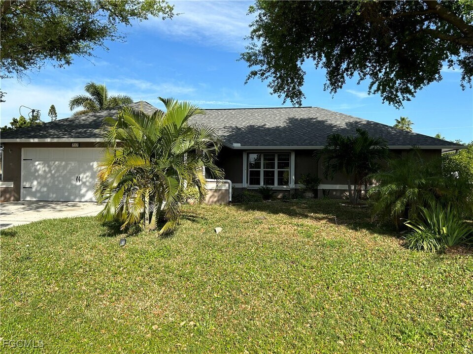 717 SE 10th Ave in Cape Coral, FL - Building Photo