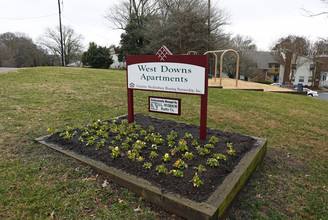 West Downs Apartments in Charlotte, NC - Building Photo - Building Photo