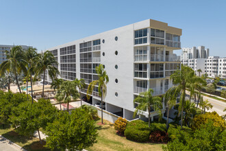 Le Frontenac Condominium in Sunny Isles Beach, FL - Building Photo - Building Photo