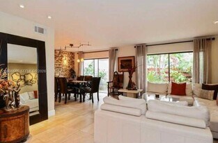 2991 Lakewood Ln in Hollywood, FL - Building Photo