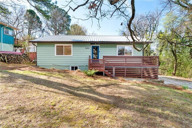 property at 515 W Holly St