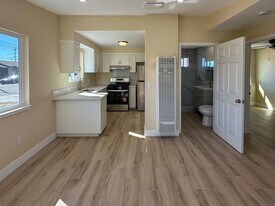 237 Brucker Rd W in Oxnard, CA - Building Photo