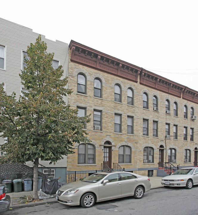 35 Withers St in Brooklyn, NY - Building Photo