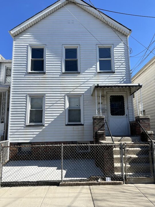 321 John St, Unit 2 in Harrison, NJ - Building Photo