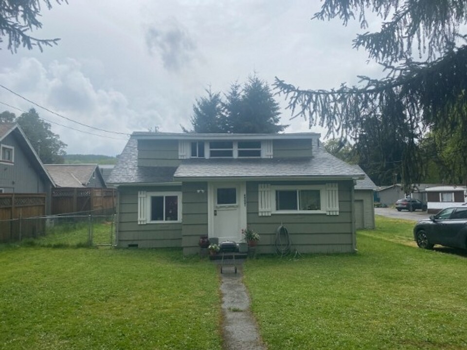 64701 Columbia River Hwy in Deer Island, OR - Building Photo