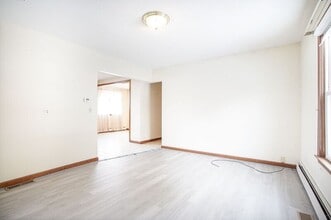 13 Weston St, Unit 1 in Wilbraham, MA - Foto de edificio - Building Photo