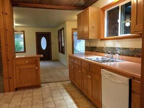 1036 6th Ave in Gold Hill, OR - Building Photo - Building Photo