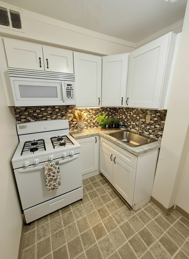 8921-25 Frankford Ave in Philadelphia, PA - Building Photo - Building Photo