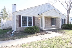 2110 Hidden Meadows Dr in Walled Lake, MI - Building Photo