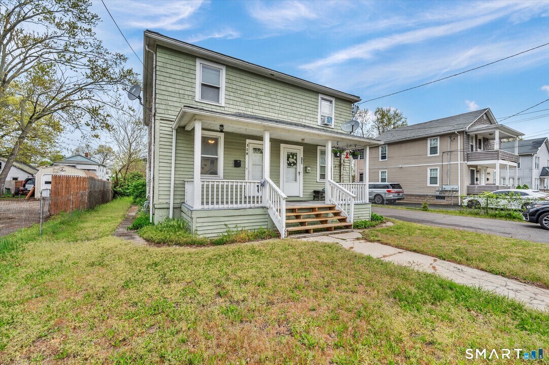 128-130-130 Sisson St in East Hartford, CT - Building Photo