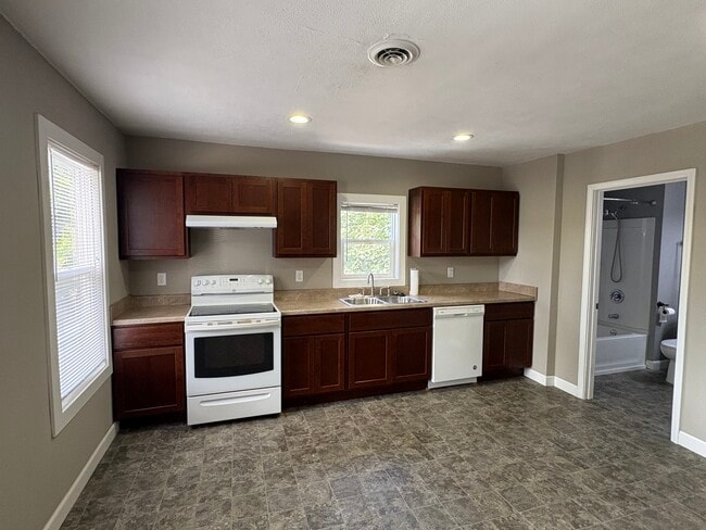 6110 31st Ave, Unit 6110 31st Ave Upper in Kenosha, WI - Building Photo - Building Photo