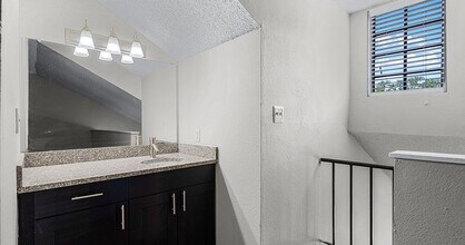 The Oaks of Woodland Park Apartments in Tampa, FL - Foto de edificio - Building Photo