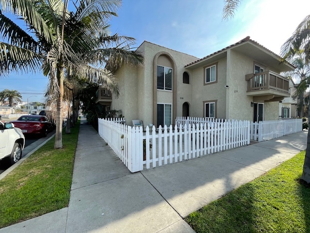 226 15th St in Huntington Beach, CA - Building Photo