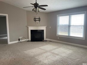 700 Garvey Ln in Chatham, IL - Building Photo - Building Photo