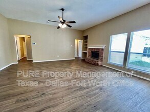 605 Douglas Dr in Mansfield, TX - Foto de edificio - Building Photo