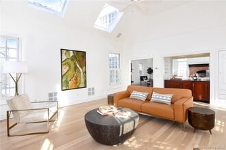 10 Castle Rd in Irvington, NY - Building Photo - Building Photo