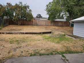 208 Aquarius Way in La Grande, OR - Building Photo - Building Photo