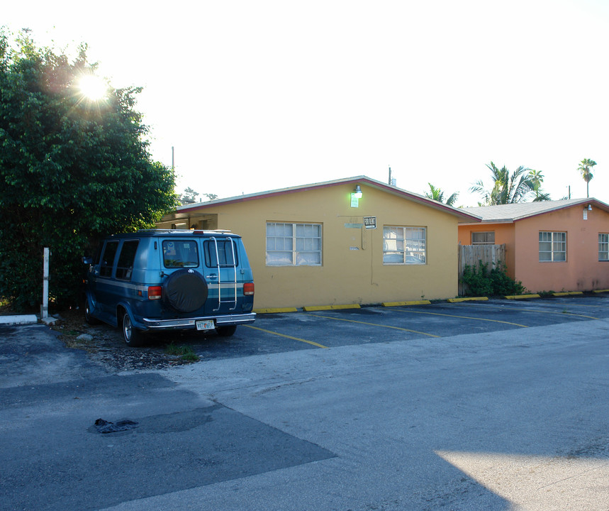 616 NE 4th Ave in Fort Lauderdale, FL - Foto de edificio